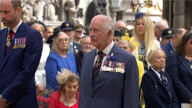 Le roi Charles, la reine Camilla, le prince William et la princesse Catherine se sont joints aux anciens combattants à l'abbaye de Westminster, à Londres, pour une cérémonie marquant le 80e anniversaire de la fin de la Seconde Guerre mondiale. Dans le cadre de cette cérémonie, Alexander, l'arrière-arrière-petit-fils du Premier ministre Winston Churchill, âgé de 10 ans, a allumé une bougie de la paix.
