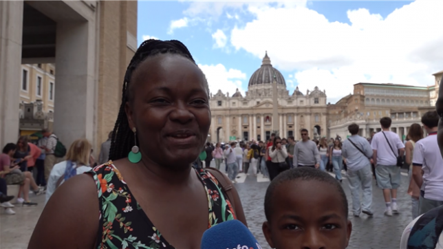 Les fidèles belges rassemblés place Saint-Pierre espèrent l'apparition de la fameuse fumée banche, synonyme de nouveau pape.
