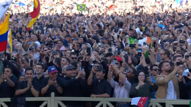 Conclave: la ferveur des fidèles lorsque la fumée blanche est apparue