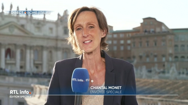 Les fidèles en délire sur la place Saint-Pierre à la vue de la fumée blanche