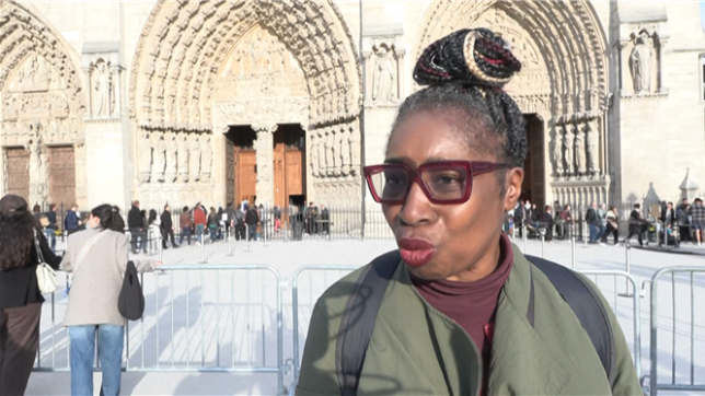 Des catholiques réagissent à l'élection d'un nouveau pape, sur le parvis de la cathédrale Notre-Dame à Paris. L'archevêque de Paris donnera pour sa part une messe d'action de grâce, dont la date doit encore être décidée, après l'élection de ce nouveau pape.
