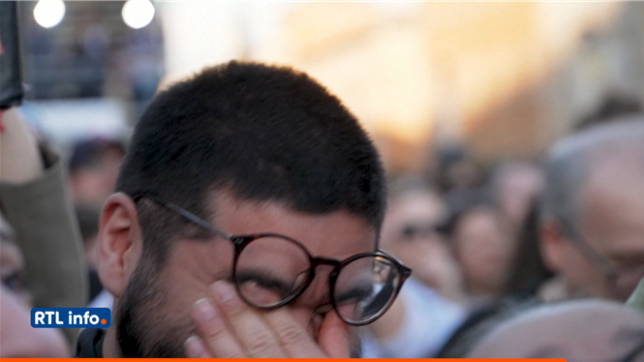 La foule hurle de joie sur la place Saint-Pierre alors que de la fumée blanche s'échappe de la chapelle Sixtine au Vatican, annonçant l'élection d'un nouveau pape pour succéder à François par les 133 cardinaux électeurs réunis en conclave. Certains croyants peinent à contenir leurs larmes.