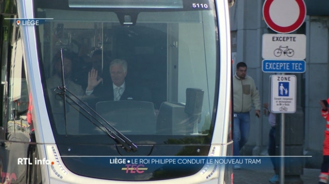 Ce vendredi est jour de visite royale à Liège. Le Roi Philippe a pris les commandes, ce matin, du tout nouveau tram entré en service il y a deux semaines dans la Cité ardente.