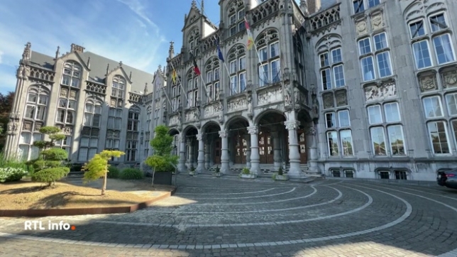 Le Palais des Princes-Evêques de Liège, situé sur la place St-Lambert, est l'un des plus beaux monuments du pays. Il ouvre exceptionnellement ses portes au public ce samedi. L'originalité, c'est que les visiteurs pourront y accéder de nuit, et découvrir des espaces habituellement fermés au public.