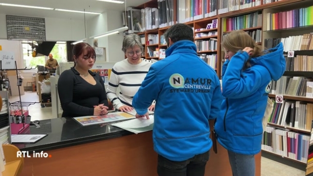 C'est une belle initiative des commerçants du centre-ville de Namur que ce parcours de bonnes ondes. Les commerçants ont apporté une touche positive dans leur vitrine, pour égayer la journée de leurs clients.
