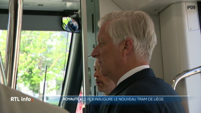 Ce vendredi était jour de visite royale à Liège. Le Roi Philippe a pris les commandes, ce matin, du tout nouveau tram entré en service il y a deux semaines dans la Cité ardente.