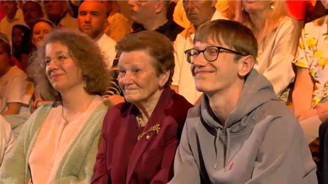 Loïc a perdu son papa d'un cancer et a appris par la suite que son petit frère est atteint de la même maladie. Il est resté fort et a soutenu sa famille, Maria Del Rio voulait le remercier.