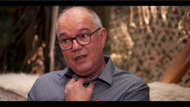 Les conséquences du cancer situé dans la gorge de Philippe sont lourdes : sa voix a presque disparu.