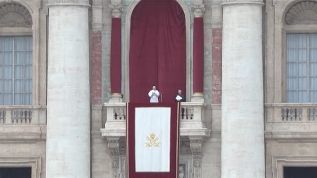 Le pape Léon XIV apparaît au balcon de la basilique Saint-Pierre, se pliant pour la première fois au rite de la prière dominicale, un événement qui attire des milliers de touristes et fidèles