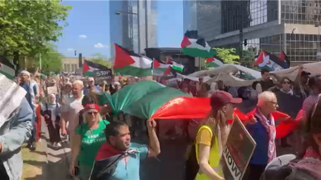 Plusieurs milliers de personnes ont défilé dimanche à Bruxelles pour un cessez-le-feu en Palestine, à l'appel d'une soixantaine d'organisations de la société civile. Après les discours organisés dès 14h00 sur le boulevard Simon Bolivar, le cortège s'est élancé sur le coup de 15h00 vers la gare du Midi en longeant la petite ceinture via le canal de Bruxelles.