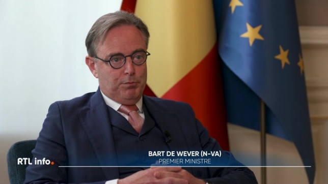 Mercredi, cela fera 100 jours que Bart De Wever a enfilé son costume de Premier Ministre. Au-delà du symbole, ce chiffre est surtout connu pour en dire long sur un dirigeant et les grands objectifs de son mandat. Le discret Bart De Wever a accepté de se livrer à Martin Buxant.