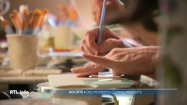 La fête des Mères n'est pas nécessairement synonyme de cadeaux. Il est possible de partager de tendres moments de complicité et de se forger des souvenirs différemment. A Waterloo par exemple, des mamans et leurs filles se sont essayées à la peinture sur céramique.