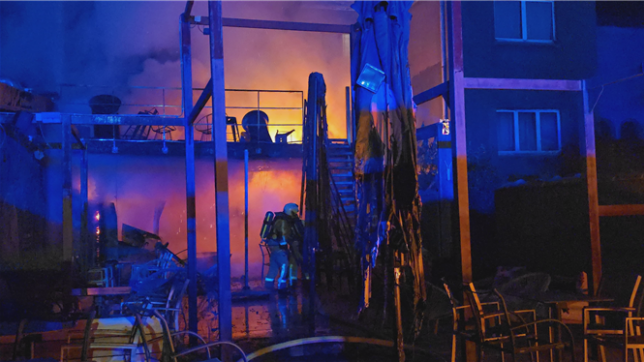 Un incendie s’est déclaré cette nuit à 3h47 au Nirvana Bar, situé Boulevard de l’Yser à Charleroi. Les pompiers sont arrivés rapidement sur place, à 3h57, avec deux départs, deux échelles et deux citernes.