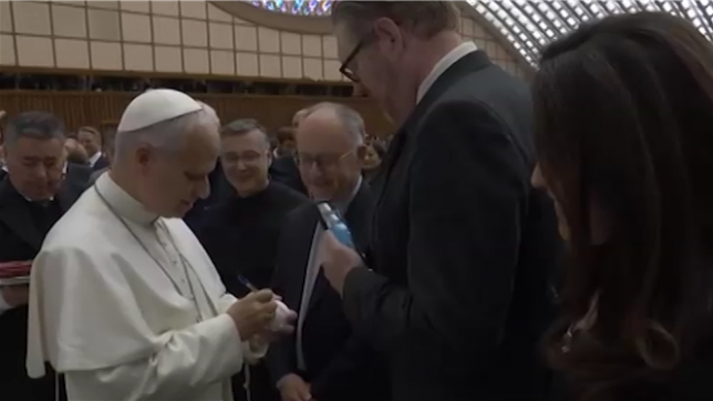 Première conférence de presse pour le pape Léon XIV, qui s'est adressé à de nombreux journalistes réunis. Il a également signé une balle de baseball. Un symbole pour le premier pape américain.
