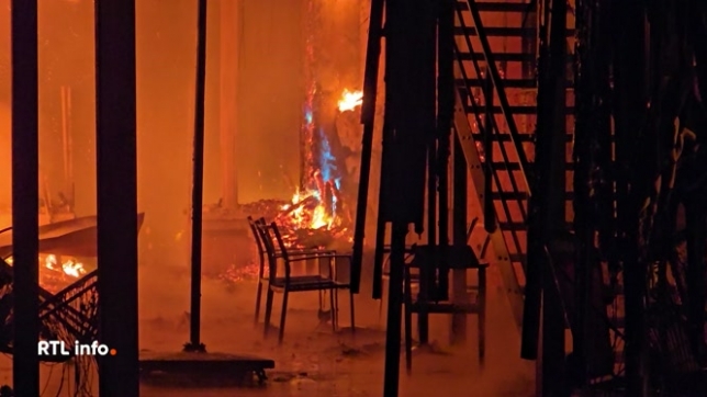 Un café de Charleroi a été détruit par un incendie cette nuit. Les pompiers estiment que l'origine du feu est suspecte vu le développement rapide du feu.