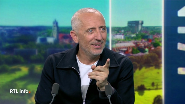 On retrouve en plateau l'humoriste français Gad Elmaleh afin de présenter son nouveau spectacle Lui-même.