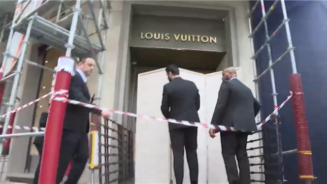 La boutique Louis Vuitton du 6e arrondissement de Paris a été cambriolée, pour la troisième fois à la voiture-bélier, dans la nuit de dimanche à lundi, a appris l'AFP de source policière.