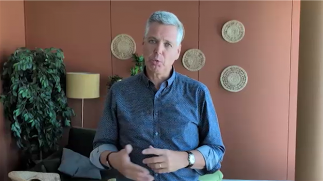 Marc Wilmots est le nouveau directeur sportif du Standard de Liège. L'ancien attaquant, entraîneur et sélectionneur aujourd'hui âgé de 56 ans revient dans le club dans lequel il a évolué en tant que joueur entre 1991 et 1996. Le Standard en a fait l'annonce mardi par un communiqué.