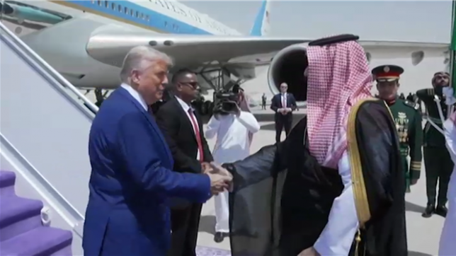 En pleine tournée au Golfe, Donald Trump cherche des méga-contrats plus que des accords de paix, misant sur une diplomatie économique musclée et des deals à milliards, malgré les critiques sur les droits humains et les ambiguïtés géopolitiques.