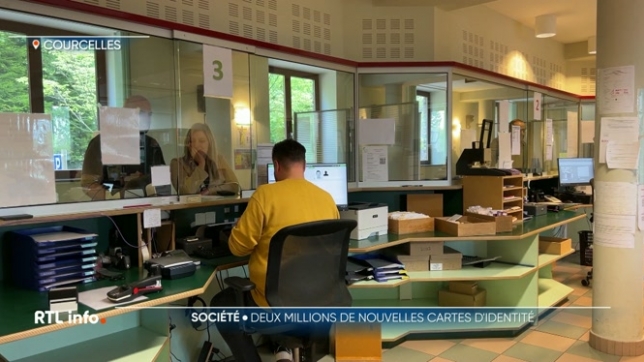 Un chiffre largement supérieur aux années précédentes. Ainsi, en 2023, 608.941 cartes ont été émises et 1.212.190 en 2024. -Ce pic était prévu car il est lié à une décision qui date d’il y a 10 ans. En 2014, la durée des cartes est passée de 5 à 10 ans. Beaucoup d’entre elles expirent donc.