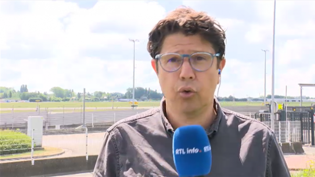 Un avion Ryanair posé sur le tarmac de l'aéroport de Charleroi est sous les feux des projecteurs ce mardi matin. Une alerte à la bombe a été déclenché, les opérations de l'aéroport sont totalement paralysées. Un périmètre de sécurité de 500 m autour de l'appareil a été établi.