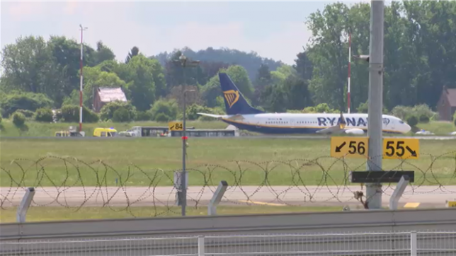 Un avion Ryanair posé sur le tarmac de l'aéroport de Charleroi est sous les feux des projecteurs ce mardi matin. Une alerte à la bombe a été déclenchée, les opérations de l'aéroport sont totalement paralysées. Un périmètre de sécurité de 500 m autour de l'appareil a été établi. Arnaud, à bord du vol, décrit un moment stressant et choquant.
