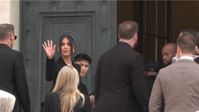 La reine américaine des influenceuses Kim Kardashian arrive au palais de justice de Paris pour témoigner au procès du spectaculaire braquage dont elle a été victime en 2016.