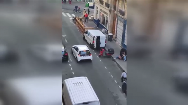 Un homme et une femme ont échappé à un enlèvement en plein Paris mardi matin. Ces images montrent trois personnes cagoulées en train de s'en prendre à un couple dans une rue du 11e arrondissement parisien, dans l'est de la capitale.