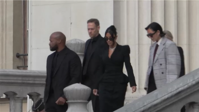 Je pense que c'était, vous savez, un effort héroïque de sa part, déclare Michael Rhodes, l'avocat de Kim Kardashian, à l'issue de l'audition de son procès concernant le braquage en 2016 qu'elle a subi, alors que la star américaine, émue, a évoqué pendant plus de quatre heures son calvaire à la barre.