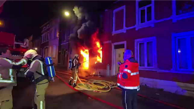 Des grosses flammes sont apparues dans une habitation de Dampremy, dans le Hainaut, cette nuit aux alentours de 3 heures. Les pompiers ont dû intervenir en nombre.