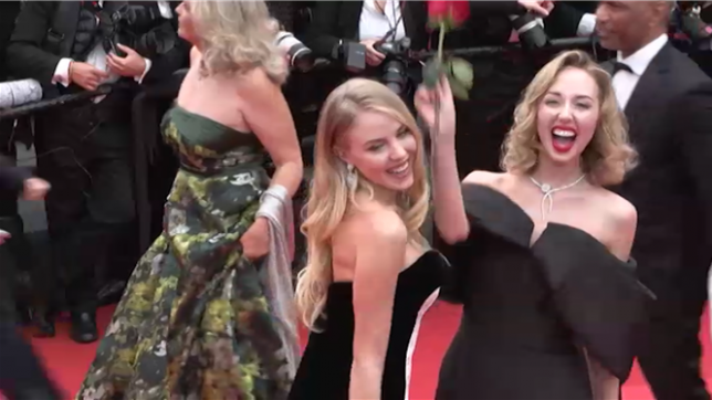 Quentin Tarantino, Irina Shayk ou encore Claude Lelouch : les célébrités défilent sur le tapis rouge du Festival de Cannes pour le film d'ouverture Partir un jour d'Amélie Bonnin.