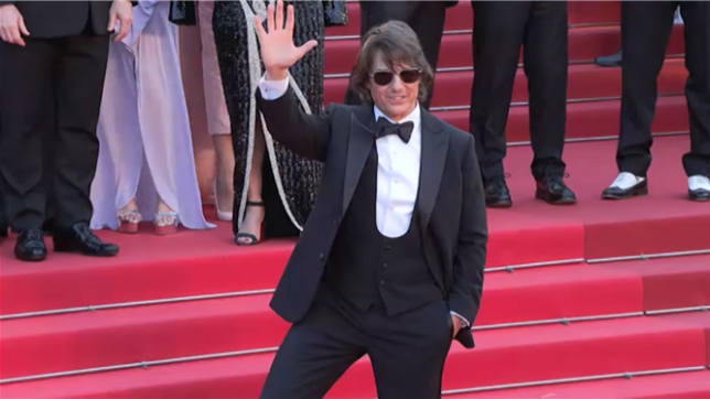 La superstar du cinéma hollywoodien Tom Cruise défile sur le tapis rouge du 78e Festival de Cannes pour Mission: Impossible – The Final Reckoning, 8e  volet de la saga réalisé par Christopher McQuarrie. L'équipe du film présenté hors compétition est accompagnée pour sa montée des marches par des musiciens jouant la célèbre musique de la franchise.
