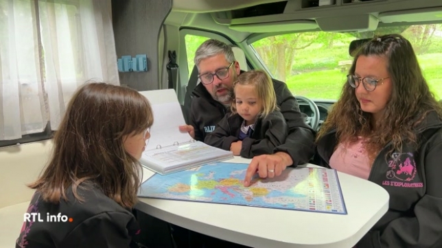 Dans la province du Luxembourg, une famille se prépare à parcourir l'Europe. Pour vivre une grande aventure, ils ont aménagé un mobil-home sur mesure. Tout leur itinéraire a été adapté afin que Letizia, la maman atteinte de mucoviscidose, puisse voyager dans les meilleurs conditions.