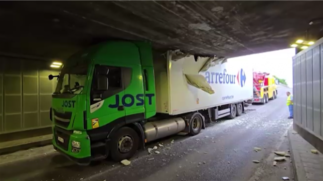 Les faits se sont déroulés ce jeudi, peu avant midi. Une dépanneuse est sur les lieux pour tenter de bouger le véhicule.