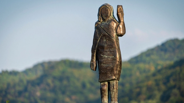 La première a été brulée, la deuxième volée: disparition mystérieuse de la statue de Melania Trump en Slovénie