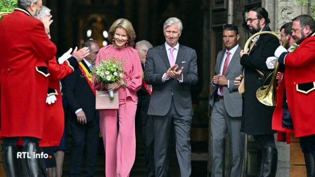 Ce matin, le roi Philippe et la reine Mathilde étaient en visite à Saint-Hubert. A L'occasion, ils ont découvert la Basilique et le Palais Abbatial en pleine rénovation avant de rencontrer la population sur le parvis. Une visite marquée par l'échange et la découverte du patrimoine local.