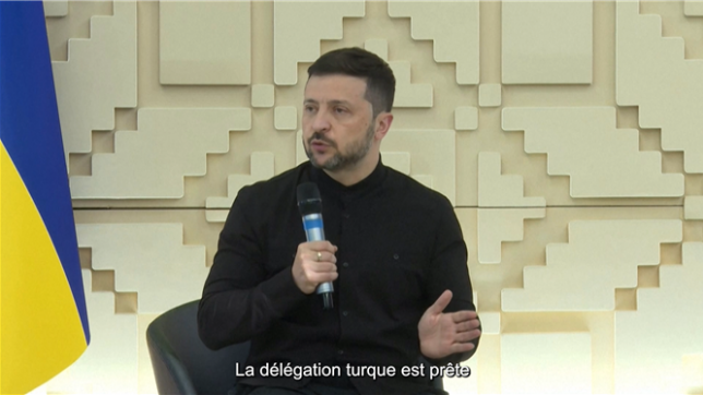 Le président ukrainien Volodymyr Zelensky déclare que les pourparlers entre les délégations de Kiev et de Moscou à Istanbul pourraient avoir lieu jeudi soir ou vendredi. La délégation a été envoyée. La délégation turque est prête... Cela pourrait être aujourd'hui, cela pourrait être demain, dit Zelensky lors d'une conférence de presse à Ankara.
