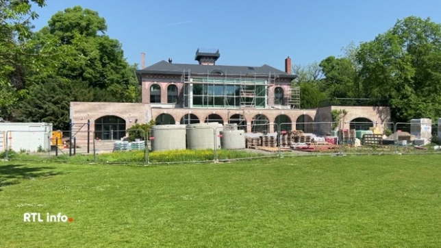Débutés en 2023, les travaux de réhabilitation du bâtiment central du Waux-Hall se terminent en vue d'une réouverture dans un mois. Le pavillon accueillera une brasserie et un restaurant. Prochain étape: la réhabilitation du parc en septembre prochain. Visite guidée.