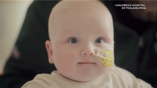 Un bébé atteint d'une maladie rare et incurable est devenu le premier patient au monde à bénéficier d'une thérapie génique sur-mesure, une avancée qui ouvre de nouvelles perspectives pour le traitement d'autres pathologies.