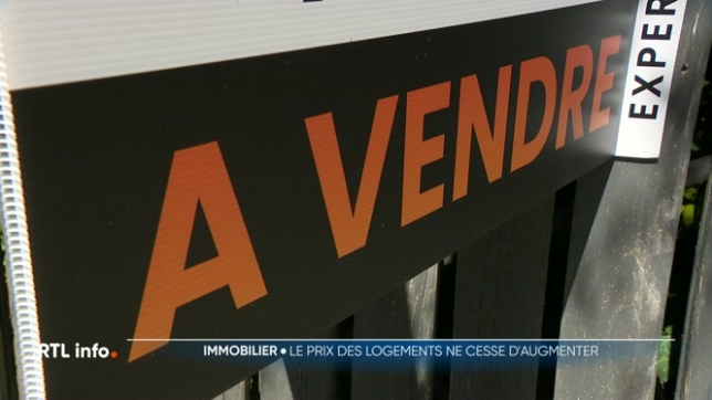 Une hausse de près de 8% selon le Baromètre de la Fédération des Notaires. Aujourd'hui, une maison coûte en moyenne 355.000 euros. Grâce à la réduction des droits d'enregistrement en Wallonie, les acheteurs sont de plus en plus nombreux, contrairement aux biens proposés sur le marché.