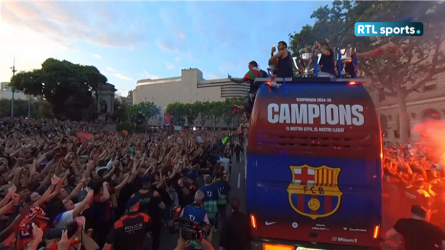 A Barcelone, des milliers de personnes célèbrent la victoire du FC Barcelone, nommé champion d'Espagne pour la 8e fois.