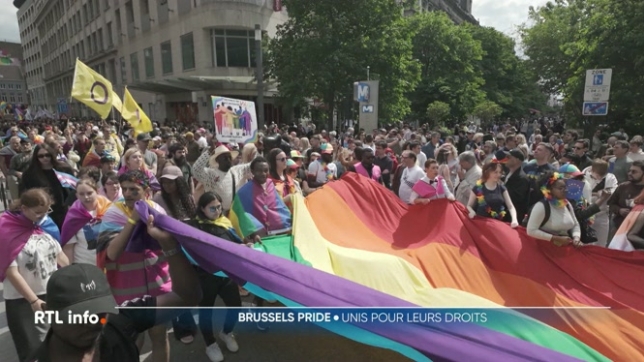 Le cortège des fiertés se veut toujours festif, avec un caractère politique et militant très affirmé cette année. C