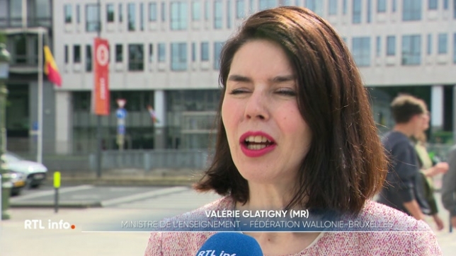 La ministre de l'Enseignement a réuni les acteurs du monde de l'école pour discuter de l'avenir du pacte d'excellence, en particulier du tronc commun. Elle souhaiterait limiter le tronc commun à la 2e secondaire, et permettre aux 3es de s'orienter vers le qualifiant.