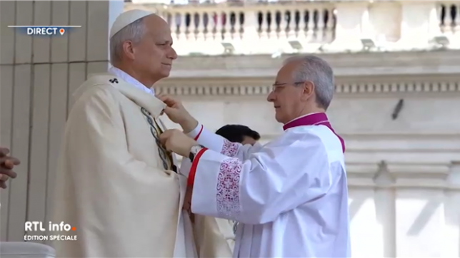 Le pape Léon XIV reçoit le pallium et l'anneau du pêcheur lors de la messe inaugurale