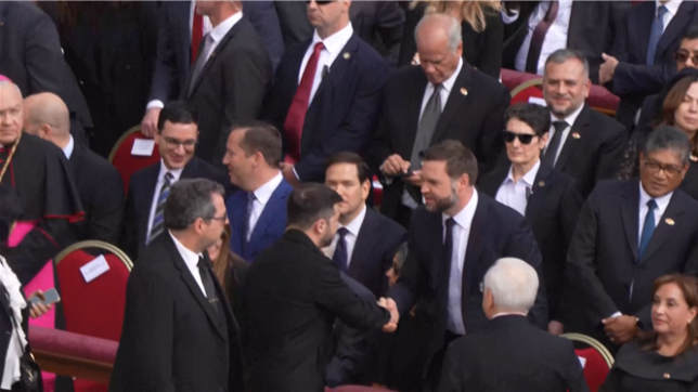 Le président ukrainien Volodymyr Zelensky a serré la main du vice-président américain JD Vance à son arrivée à la messe d'investiture du pape Léon XIV.