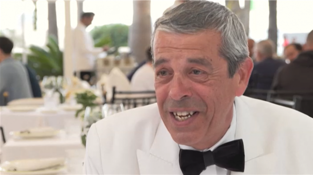 Dans quelques mois, Jean-François Pomares quittera ses fonctions de maître d'hôtel après avoir servi pendant plus de 40 au Carlton de la Croisette, qui accueille les stars du monde entier lors du Festival de Cannes. Il se souvient avec tendresse, et avec une certaine émotion, de moments partagés avec des stars telles Tony Curtis, Sharon Stone, Mylène Farmer ou encore Charlotte Gainsbourg, et assure avoir toujours recherché le côté humain de la personne.