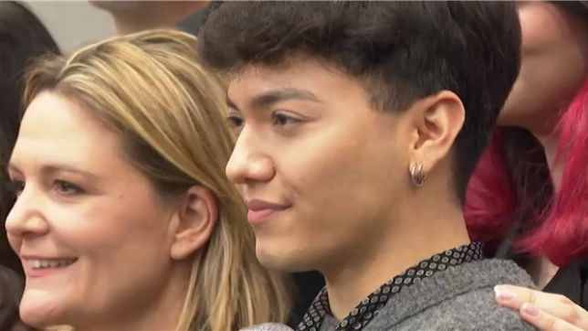 Le jeune artiste autrichien JJ, grand vainqueur de l'Eurovision, a été reçu dimanche en héros national à sa sortie d'avion à Vienne, où des centaines de fans lui ont réservé un comité d'accueil digne de son exploit.