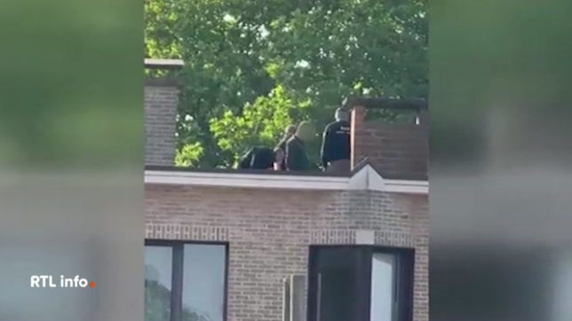 Une rue de Ganshoren, en région bruxelloise, a été fermée à la circulation une bonne partie de la journée. En cause, un homme retranché sur le toit d'une habitation. La police a longuement négocié et l'homme a pu être maitrisé.