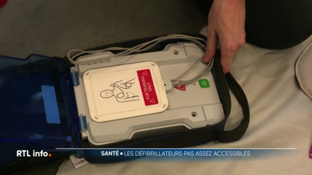 Chaque jour, on compte 30 arrêts cardiaques en Belgique selon la Ligue cardiologique belge. Pour sauver des vies, des défibrillateurs ont été installés un peu partout, 17.000 au total. Encore faut-il y avoir accès facilement et savoir s'en servir. Explications.
