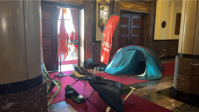 Une dizaine de membres de la CGSP ont passé la nuit à l'hôtel de ville de Charleroi avant de rencontrer des responsables politiques de celle-ci ce matin.